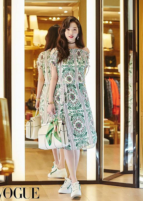 Xinh đẹp nhưng khác với Suzy, Sulli ngày càng mất điểm bởi loạt ồn ào đời tư, từ tình cảm đến phong cách thời trang táo bạo.