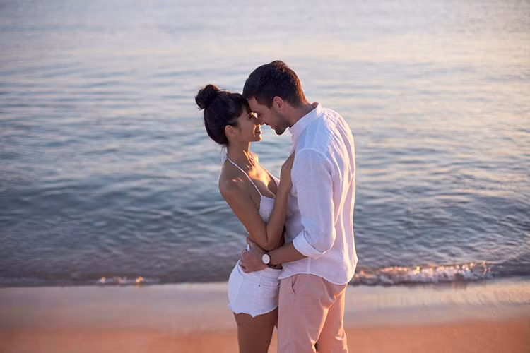 Hà Anh tâm sự ông xã cưng nựng em bé trong bụng của cô khi cô trở về nhà sau chuyến công tác vài ngày.