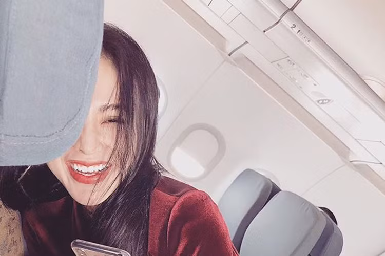 Angela Phương Trinh viết trên trang cá nhân: “Mình cười nói say sưa quên hết ngày giờ”.