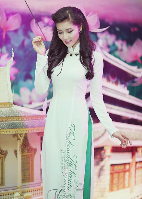 Người đẹp sinh năm 1992 bắt đầu lấn sân đóng phim vào năm 2014 khi tham gia diễn xuất trong phim "Tình hoa muống biển".