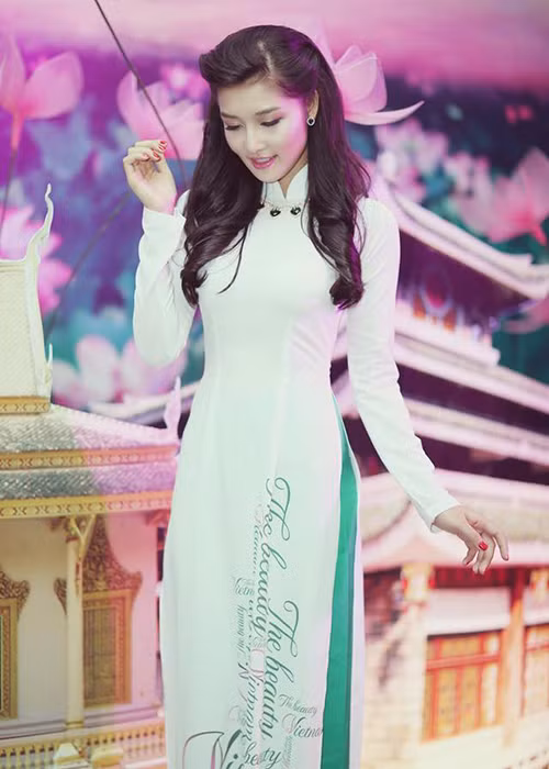 Người đẹp sinh năm 1992 bắt đầu lấn sân đóng phim vào năm 2014 khi tham gia diễn xuất trong phim "Tình hoa muống biển".