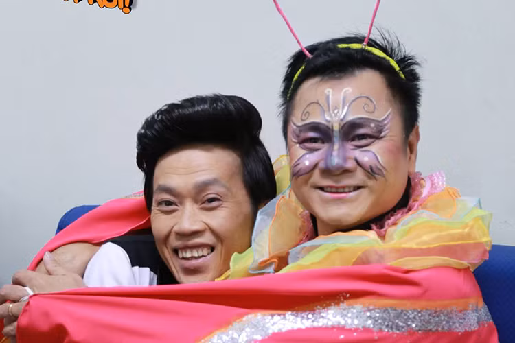 Là giám khảo của “Ơn giời, cậu đây rồi”, Hoài Linh luôn thân thiết với các nghệ sĩ: Tự Long, Xuân Bắc, Trấn Thành…