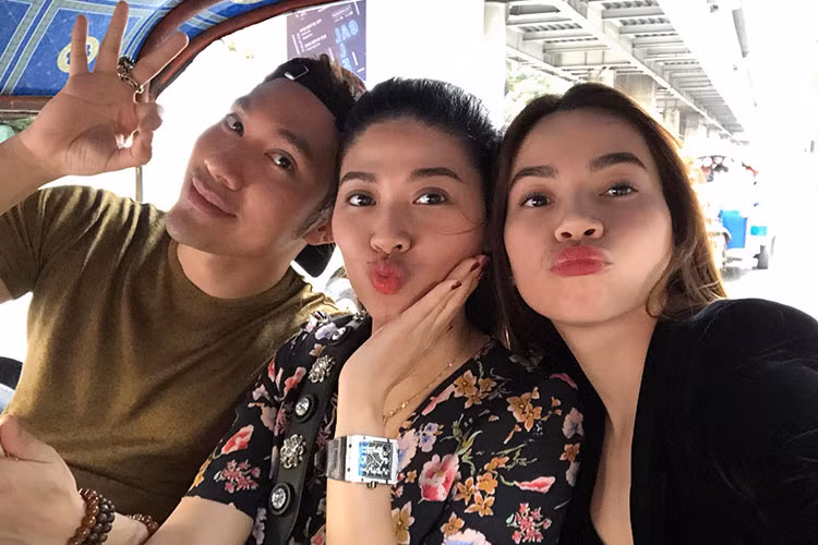 Lý Quí Khánh gửi lời chúc mừng BTV Ngọc Trinh: “Chúc em gái sinh nhật thật vui. Luôn hạnh phúc, và xinh đẹp nè. Cứ vi vu thôi nhỉ”.