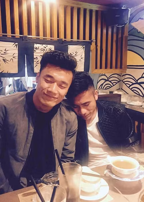 Nhật Kim Anh bày tỏ cảm xúc trước sự thân thiết của Bùi Tiến Dũng và Đức Chinh: “Ôi trời ơi. Tan nát trái tim hàng triệu phụ nữ Việt Nam. Có phải đây là thật không”.