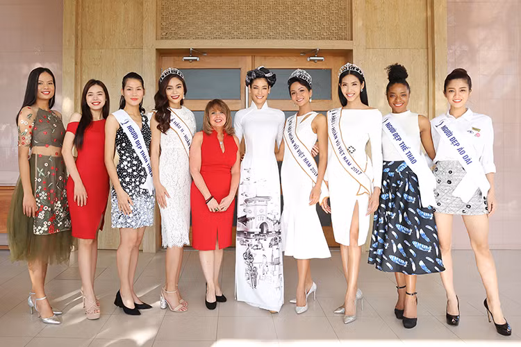 Được biết, sáng ngày 9/1, H’Hen Niê cùng 2 á hậu sẽ có mặt tại TP HCM để tiếp tục các lịch trình.