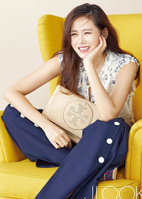 Nữ diễn viên phim “Hương mùa hè” từng vướng nghi vấn hẹn hò Kim Nam Gil nhưng cô một mực phủ nhận. Hiện, Son Ye Jin tận hưởng cuộc sống độc thân vui vẻ.