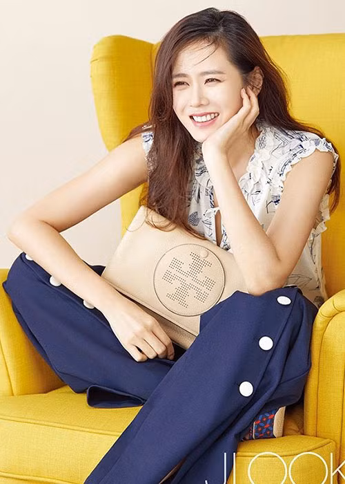 Nữ diễn viên phim “Hương mùa hè” từng vướng nghi vấn hẹn hò Kim Nam Gil nhưng cô một mực phủ nhận. Hiện, Son Ye Jin tận hưởng cuộc sống độc thân vui vẻ.