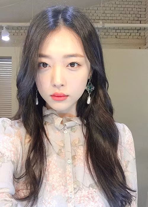 Sulli hiện hiếm đi hát, đóng phim nhưng cuộc sống của cô vẫn luôn nhận được sự chú ý của người hâm mộ.