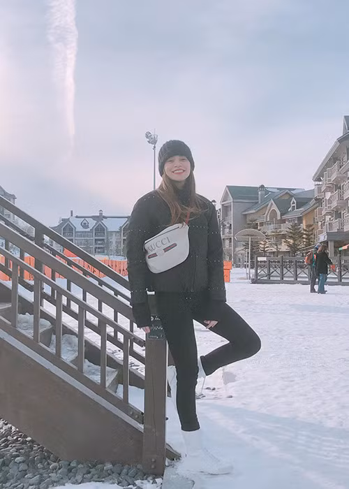 Hồ Ngọc Hà cùng con trai trượt tuyết ở Hàn Quốc trước buổi biểu diễn.