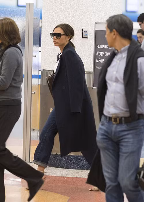 Như thường lệ, bà xã của David Beckham ăn diện thanh lịch và để mặt lạnh lùng.