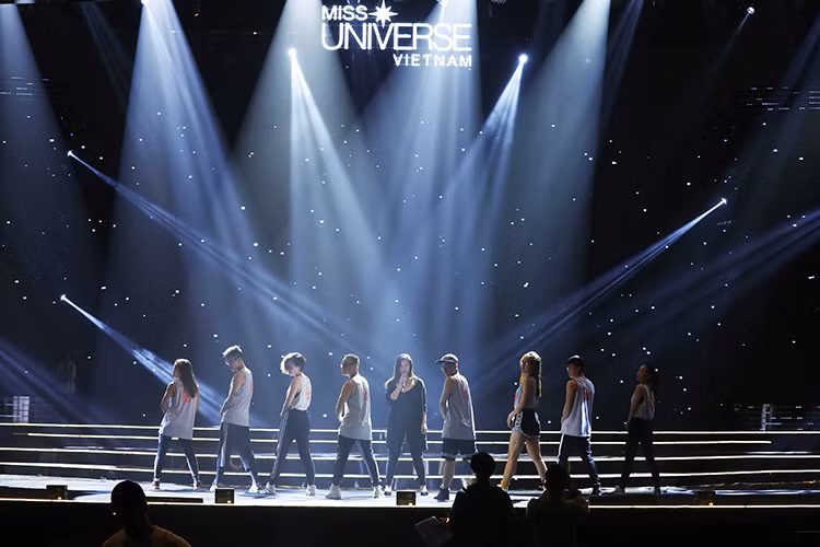 Ban tổ chức cũng hé lộ tiết mục hấp dẫn của các ca sĩ khách mời. Ca sĩ Phương Vy sẽ mở màn đêm thi bằng bản hit Rihanna mang tên “Diamond”.