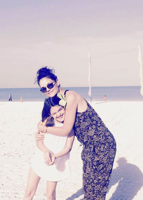 Khoảnh khắc đáng yêu của Suri bên mẹ trong một chuyến đi biển. Ảnh: Instagram nhân vật