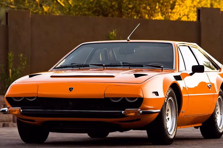 Lamborghini Jarama: Jarama cũng là một mẫu grand tourer được sản xuất trong giai đoạn 1970-1976, với phần khung gầm của chính chiếc Espada những được thu ngắn hơn. Chỉ tồn tại trong thời gian khá ngắn nên Jarama chỉ được xuất xưởng 328 chiếc. Động cơ 3.9 V12 của Espada cũng được tái sử dụng trên Jarama. Làm nên đặc trưng của Jarama là kiểu đèn nửa kín nửa hở thời thượng hơn so với phong cách đèn pop-up đang thịnh hành vào thời gian đó. Ảnh: Real Cars