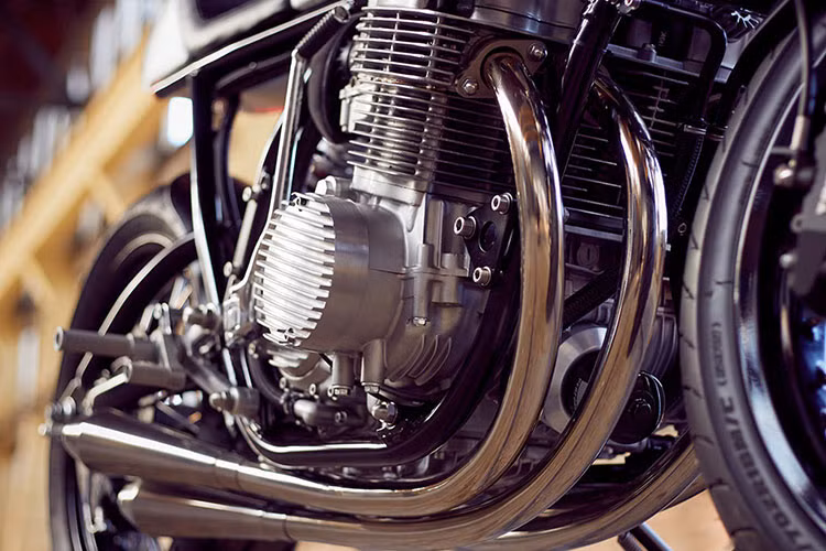 Mirko cho biết chiếc CB750 cafe racer được loại bỏ tiếng ồn, tăng cường sức mạnh và khả năng kiểm soát dễ dàng hơn. Ngoài ra xe còn trang bị hệ thống đánh lửa 4 quá trình, mà người lái có thể dễ dàng khởi động chiếc xe bằng một nút đề.