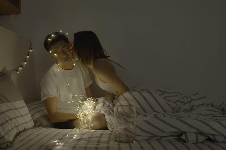 Đôi uyên ương còn hỗ trợ nhau trong công việc. Quang Đăng - Thái Trinh từng thực hiện dự án âm nhạc “Hai chúng ta”.