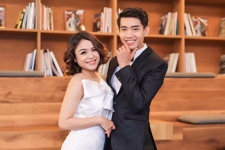 Quang Đăng và Thái Trinh cũng tự tin sánh đôi bên nhau tại các sự kiện.