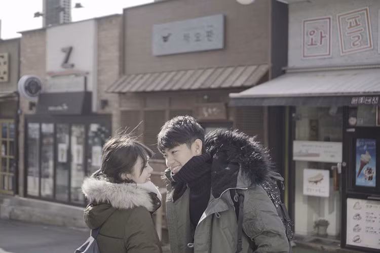 Quang Đăng và bạn gái không ngần ngại chia sẻ hình ảnh tình tứ bên nhau để lưu giữ kỷ niệm tình yêu.