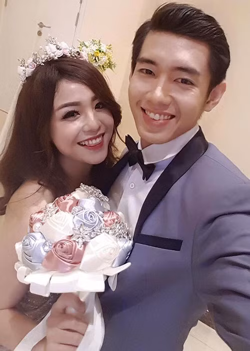 Quang Đăng - Thái Trinh chính thức hẹn hò sau một thời gian quen biết. Chính nữ ca sĩ là người chủ động tỏ tình.