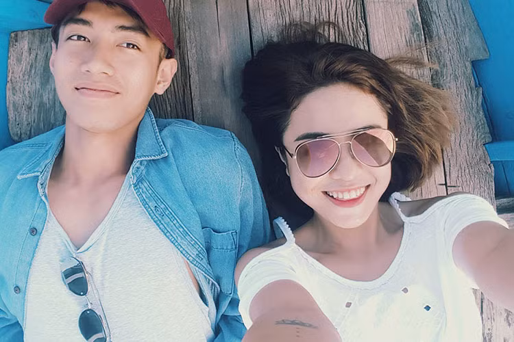 Thái Trinh là nữ ca sĩ kiêm nhạc sĩ trẻ tài năng, xinh đẹp. Trong khi Quang Đăng là vũ công đa tài, nam tính.