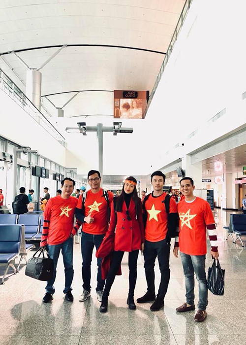 Tại sân bay, Lệ Hằng hội ngộ doanh nhân Lê Đăng Khoa (thứ 2 bên phải).