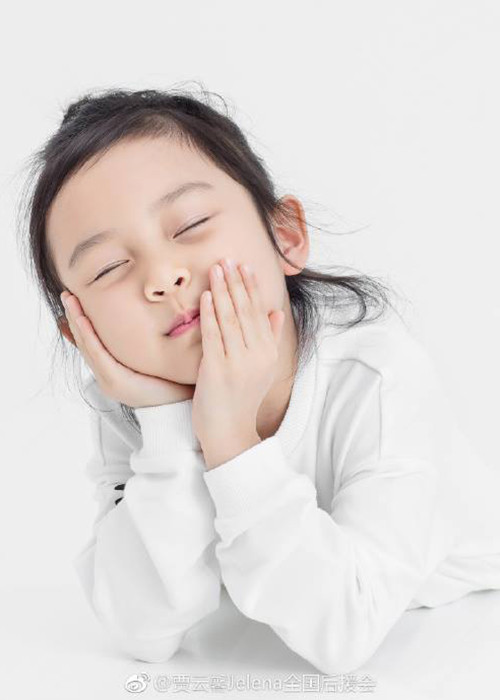 Cô công chúa nhà Lý Tiểu Lộ bắt đầu gây chú ý sau khi cùng bố mẹ tham gia chương trình Siêu nhân trở lại.