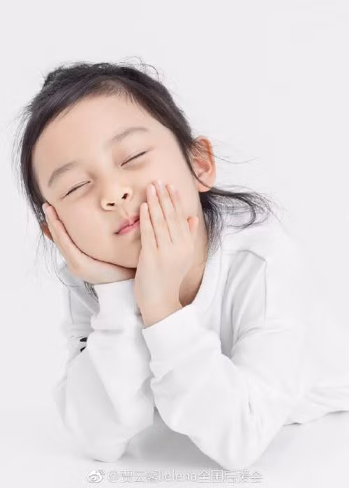 Cô công chúa nhà Lý Tiểu Lộ bắt đầu gây chú ý sau khi cùng bố mẹ tham gia chương trình Siêu nhân trở lại.