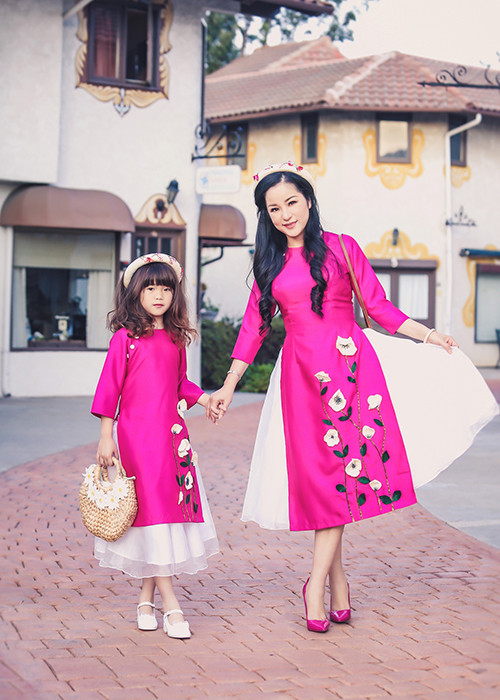 Danh hài Thúy Nga và con gái Nguyệt Cát vừa thực hiện bộ ảnh áo dài nhân dịp xuân sắp đến.