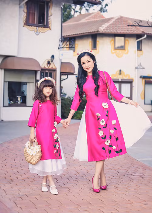  Danh hài Thúy Nga và con gái Nguyệt Cát vừa thực hiện bộ ảnh áo dài nhân dịp xuân sắp đến.