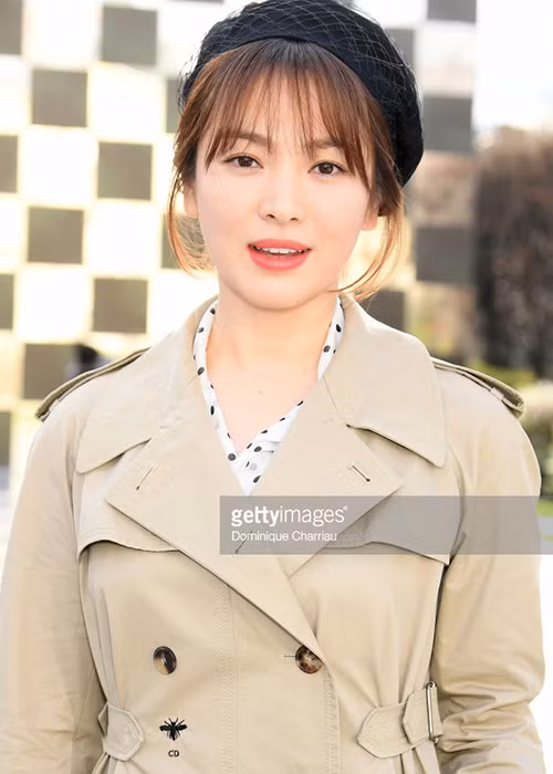 Tuy nhiên, lối trang điểm nhẹ nhàng cùng đôi môi hồng ngọt ngào trở thành điểm thu hút của diễn viên Song Hye Kyo.