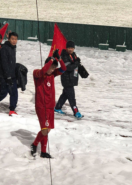 Thanh Tú cũng vừa đăng tải hình ảnh đội trưởng của U23 Việt Nam Xuân Trường đồng thời tâm sự: "Là đội trưởng chắc Trường buồn lắm, nhìn dáng em đi mà thương! Chỉ còn 1 phút nữa là hết trận mà. Nhưng dù sao thì U23 đã chiến thắng đối với Tú, đã đấu 1 trận đẹp và hết mình".