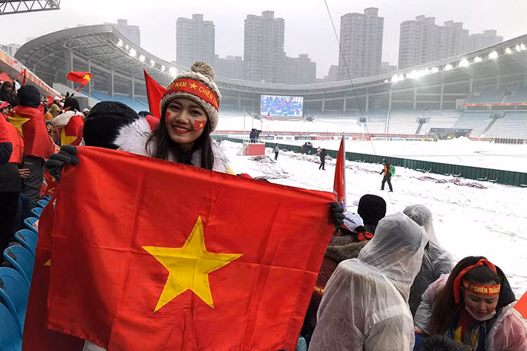 Á hậu Thanh Tú cũng có mặt tại sân vận động ở Thường Châu, Trung Quốc để xem trực tiếp trận chung kết giữa U23 Việt Nam và U23 Uzbekistan.