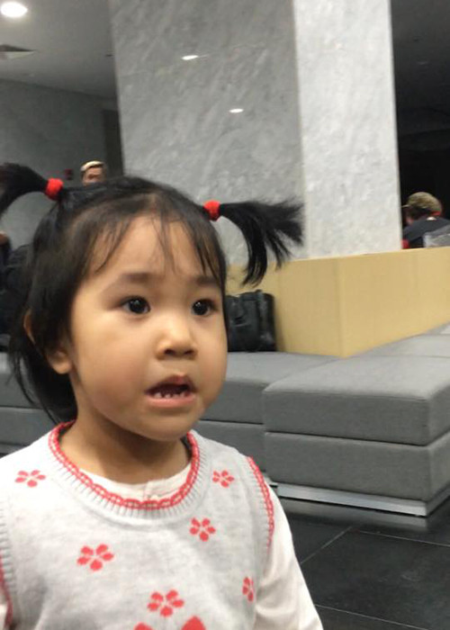 Bà xã của Tự Long hài hước chia sẻ: "Tối khóc lu loa lên nhất định là theo bố đi làm bằng được và lại được casting 1 vai. Táo nhỏ đúng là họ nhà Táo mà diễn siêu quá đi".