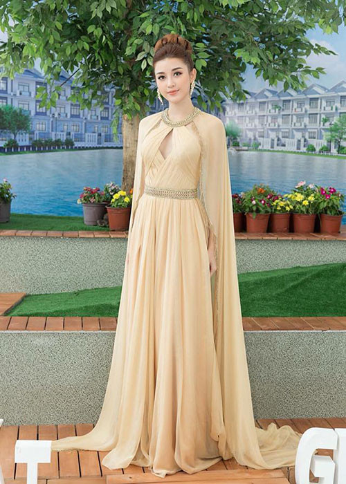 Sao Việt Á hậu Huyền My diện trang phục gợi cảm tại một sự kiện.