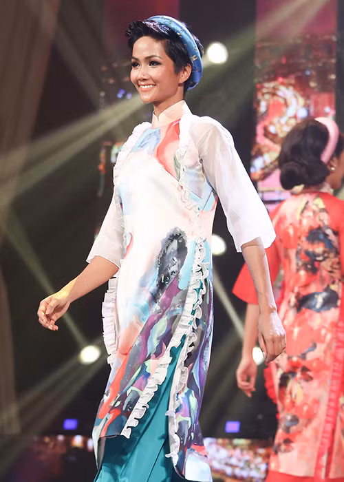 H'hen Niê luôn giữ được vẻ rạng rỡ trong các hoạt động với vai trò mới.