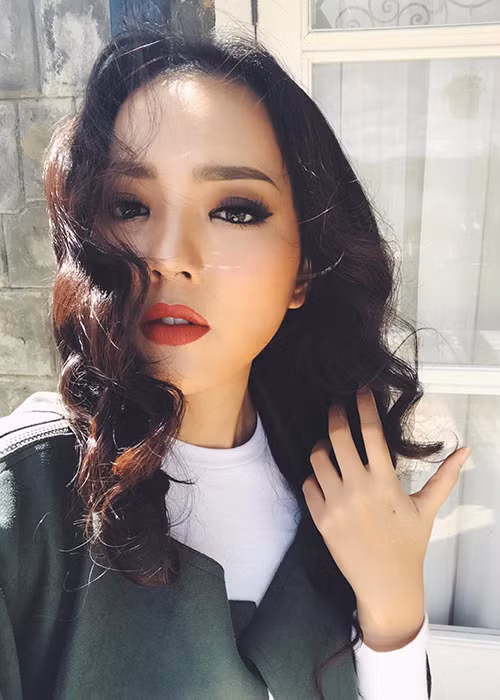 “Ưu điểm lớn nhất của Vân Anh chính là sự tự tin”, Hoa hậu Hoàn vũ Thế giới 2005 viết trên fanpage.