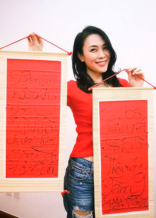 U23 Việt Nam vừa đánh bại U23 Qatar để bước vào chung kết giải U23 châu Á. Chiến thắng làm nức lòng người hâm mộ. Loạt sao Việt cũng vỡ òa trước sự thành công này. Trên trang cá nhân, Mỹ Tâm bày tỏ: "Trời ơi. Vui quá là vui rồi. Việt Nam vô địch”.