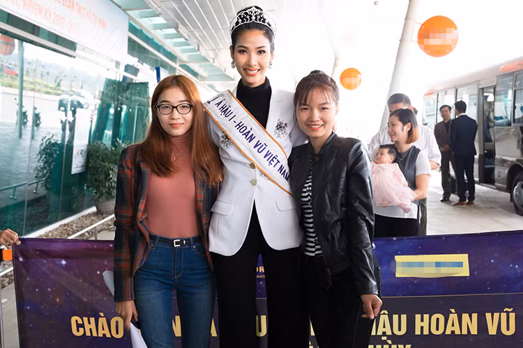 Trở về quê nhà Thanh Hóa, Á hậu Hoàng Thùy diện trang phục đơn giản với áo khoác trắng, quần tây đen.