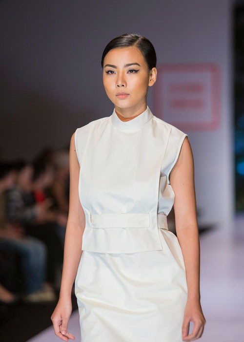 Hình ảnh Lại Thanh Hương mặc trang phục gợi cảm chụp ảnh bên các cầu thủ của U23 Việt Nam bị cho là không phù hợp với hoàn cảnh.