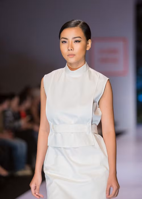 Hình ảnh Lại Thanh Hương mặc trang phục gợi cảm chụp ảnh bên các cầu thủ của U23 Việt Nam bị cho là không phù hợp với hoàn cảnh.