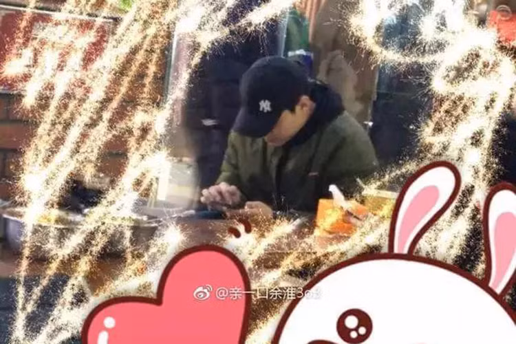 Một cư dân mạng còn chia sẻ hình ảnh PGone tại một quán ăn và thấy anh liên tục khóc lóc.