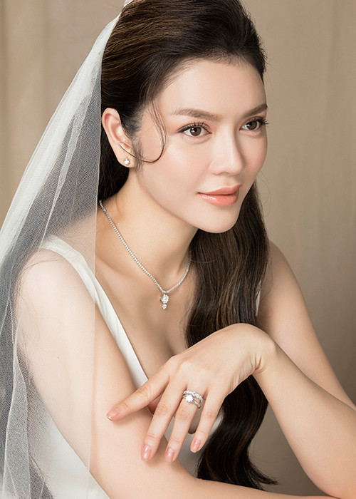 Trong bộ ảnh, Lý Nhã Kỳ diện loạt váy cưới lộng lẫy và khéo léo kết hợp với trang sức kim cương.