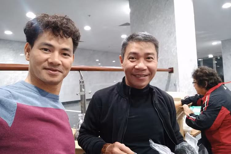 Hình ảnh Xuân Bắc và Công Lý vui vẻ khi nhận được quà từ người hâm mộ.