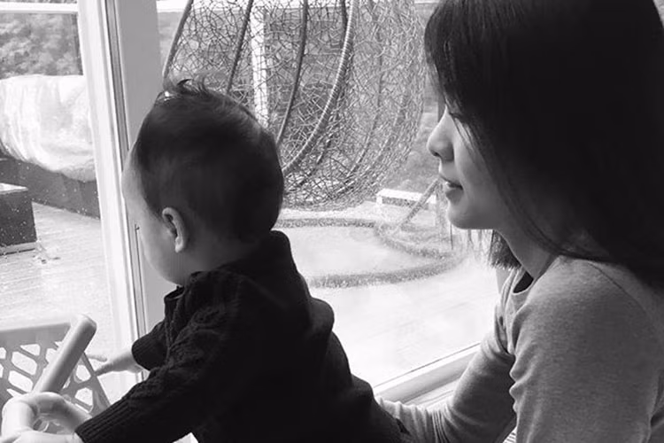 Bên chồng con, Hà Tăng luôn ăn mặc giản dị nhưng vẫn tỏa ra sức hút mạnh mẽ.