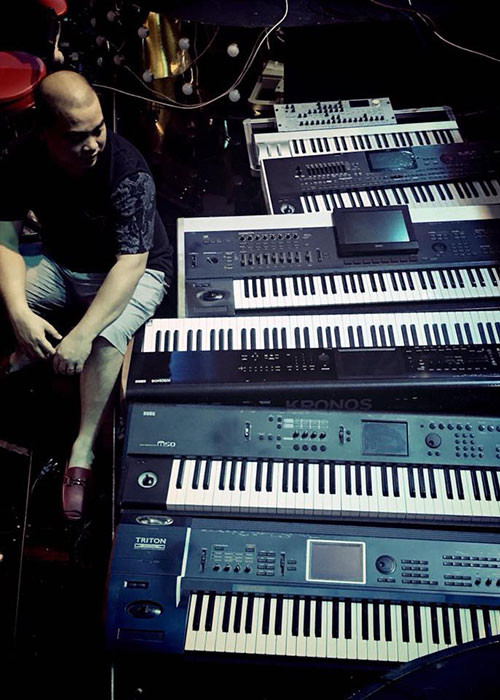 Nhạc sĩ Minh Khang hài hước chia sẻ: “Hoàn cảnh gia đình tôi gồm có: 1 vợ 2 con và 5 bồ nhí”.