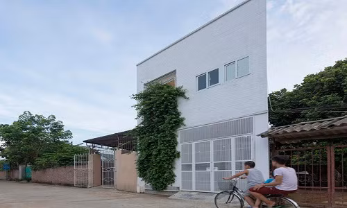 Tọa lạc tại Thạch Thất, Hà Nội, căn nhà trông mỏng như một tờ giấy được xây trên phần góc xéo cắt ra từ một mảnh đất lớn, hình dạng méo mó và chật chội khiến miếng đất rất khó xây nhà.