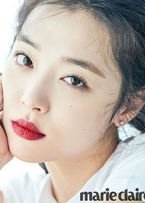 Nhờ ngoại hình xinh như nữ thần, Sulli từng đắt show quảng cáo và được đông đảo khán giả yêu mến.