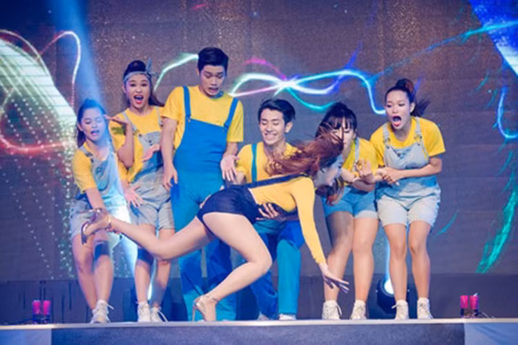 Minh Hằng từng gặp phải sự cố trượt ngã trên sân khấu khi biểu diễn khiến các vũ công và khán giả hốt hoảng. Ảnh: Thethaovanhoa