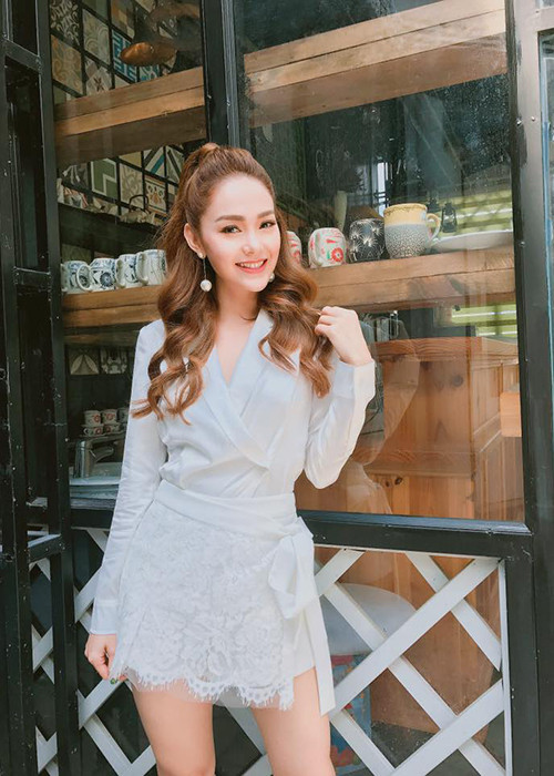 Minh Hằng đẹp không tỳ vết trong một buổi quay hình.