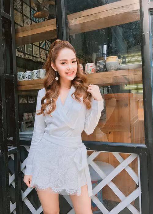 Minh Hằng đẹp không tỳ vết trong một buổi quay hình.