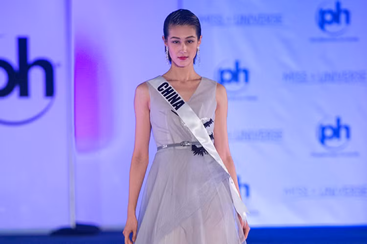 Cũng là người đẹp tóc tém cá tính, Khưu Tường từng xuất sắc lọt top 16 Hoa hậu Hoàn vũ Thế giới 2017. Ảnh: Angelopedia